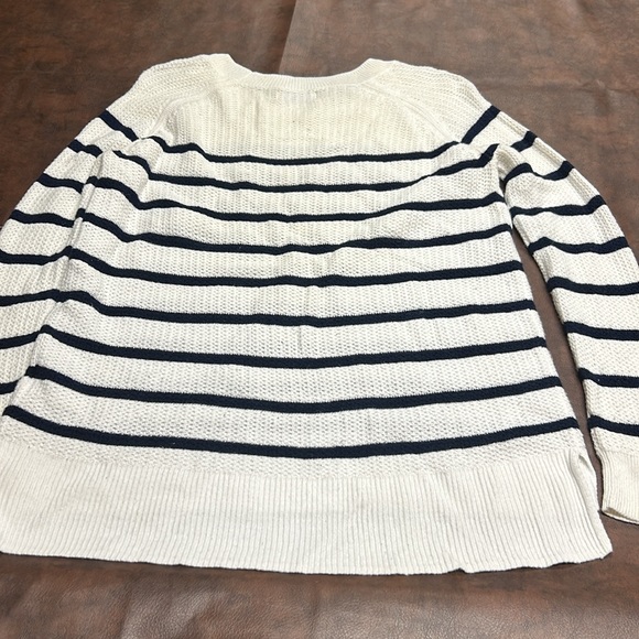 Size large sweater from old navy - Picture 2 of 3